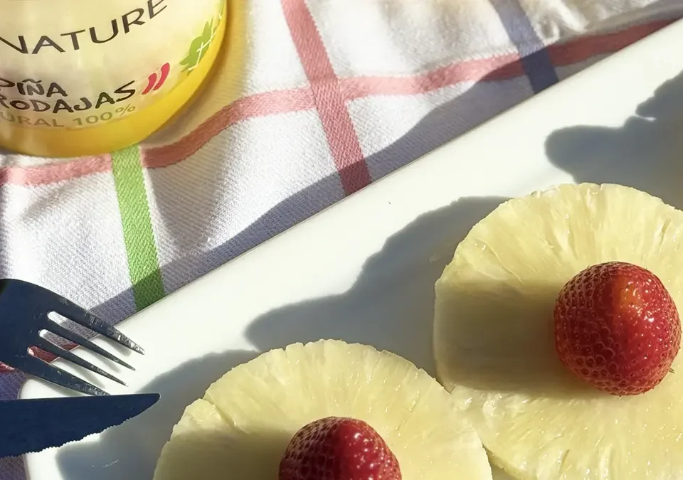 Piña en rodajas fresca lista para consumir como parte de hábitos saludables